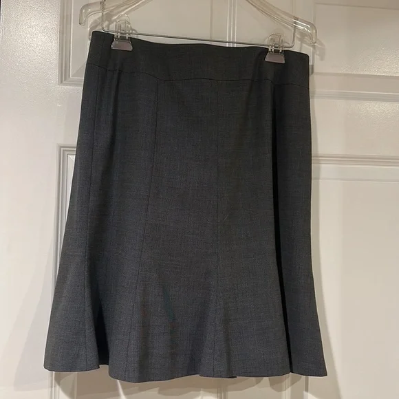 Isabel & Nina suit- jacket + skirt. Size 6/runs big. Polyester rayon wool. Lined - Picture 2 of 9